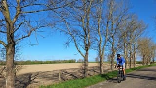 Wielrennen met blote benen; zon en een frisse wind hoor vanmorgen