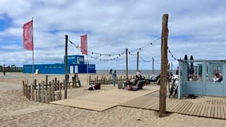 Uit de wind is het lekker zitten  op een terras aan zee