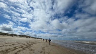 Prachtige wolkenlucht strand blauw 