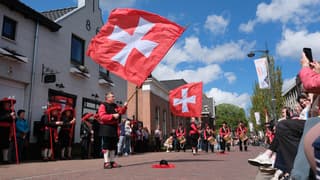 Vaandelzwaaien onder een blauwe lucht
