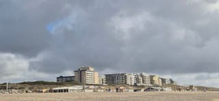 Donkere wolken trekken land inwaarts 