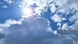 zon en imposante wolken