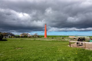 Daar komt een buitje aanzetten vanaf zee 