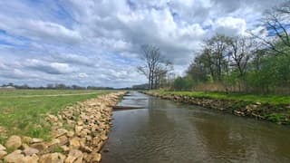 Stapelwolken boven beekje in Reggedal Wierden, Overijssel