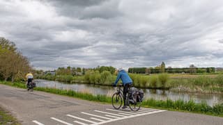 Steeds meer bewolking in Geldermalsen rond het middaguur, wel een dik jasje aan