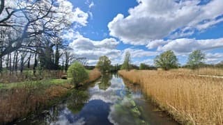 Weerspiegeling stapelwolken 