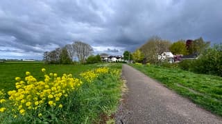 Zon en dreigende wolken