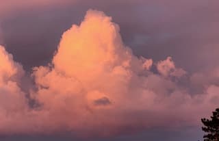 Prachtige buienlucht bij zonsondergang 