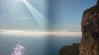 Ochtendzon en laaghangende wolken boven zee