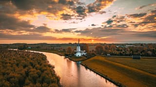Oranje horizon tijdens de zonsopgang