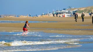 Een warme zonnige dag langs het strand 