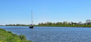 Strak blauwe lucht en zon boven de provincie Groningen 