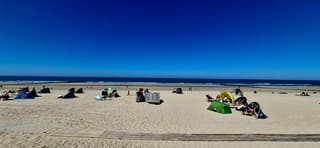 Stralende blauwe lucht aan zee