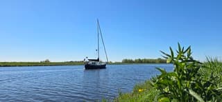 Strak blauwe lucht en zon boven de provincie Groningen 