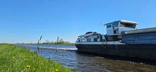 Strak blauwe lucht en zon boven de provincie Groningen 