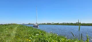 Strak blauwe lucht en zon boven de provincie Groningen 