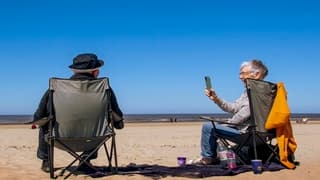 STRAK BLAUWELUCHT AAN ZEE