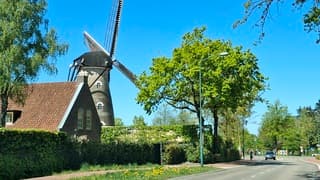 De molen draait  in de wind