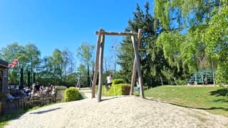 Gezelligheid op het terras en in de speeltuin 