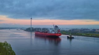 Ochtendgloren op het Noordzeekanaal bij Amsterdam 