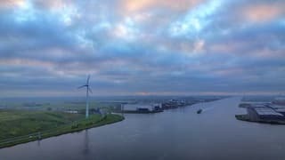 Ochtendgloren en bewolking in Amsterdam bij Noordzeekanaal 