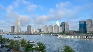 De top van de Zalmhaventoren wordt nog omringd door wolken