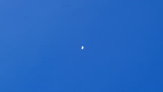 Geen wolkje maar een parachutist boven Texel 