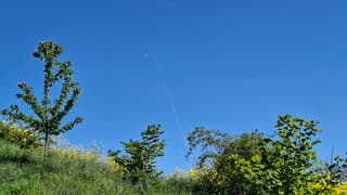 De maan is goed zichtbaar zojuist bij deze blauwe lucht