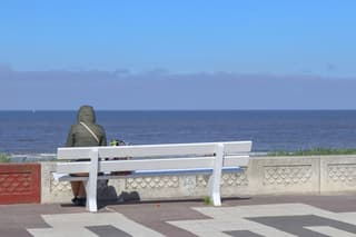 De wind blijft fris aan zee 