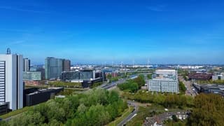 Strak blauwe lucht in Amsterdam Sloterdijk 
