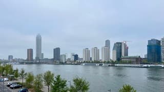 Grijs en nog licht nevelig rond de top van de Zalmhaventoren