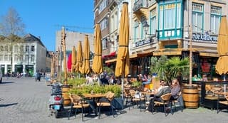 In de zon is het heerlijk op het terras in Den Bosch 