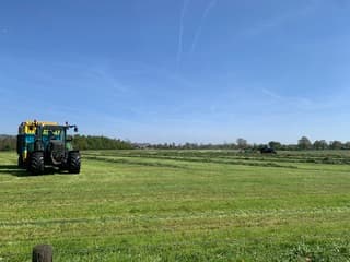 Gras schudden om in te kuilen