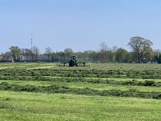 Gras schudden om in te kuilen