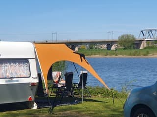 De oranje luifel is al opengeklapt 