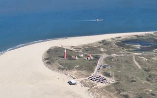 De vuurtoren vanuit de lucht.