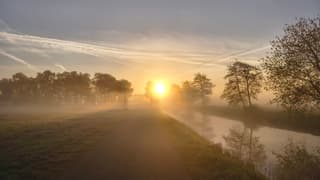 Zonsopkomst met ochtendmist