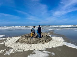 Schuim op strand