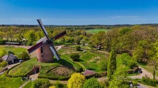 Torenmolen in de zon, afgewisseld met sluierbewolking