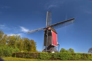 Molen bij een blauwe lucht 