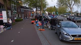 6.30 uur op de markt zijn de verkopers druk bezig met uitladen in Geldermalsen