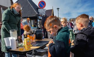 Ook hier gespaard voor koningsdag,even een warme kop chocolademelk kopen om door te warmen..