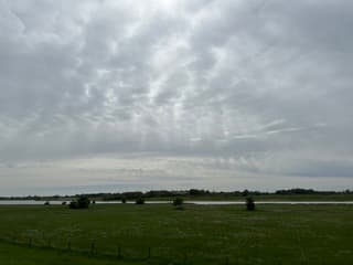 Vreemde verticale strepen in de lucht 