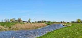Blauwe lucht zon en wind boven de provincie Groningen 