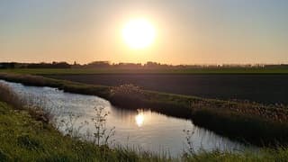 Avondzon valt over Kortgene, Zeeland