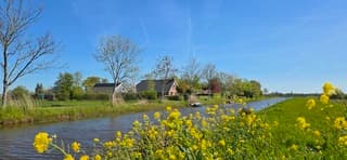 Blauwe lucht en zon boven de provincie Groningen 