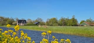 Blauwe lucht en zon boven de provincie Groningen 