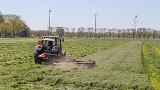 Uit het gras komt zelfs stof bij het maaien