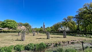 op 1 vliegtuigstreep na strakblauwe lucht boven deze kerk