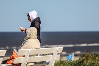 Koude stevige wind aan de kust 
